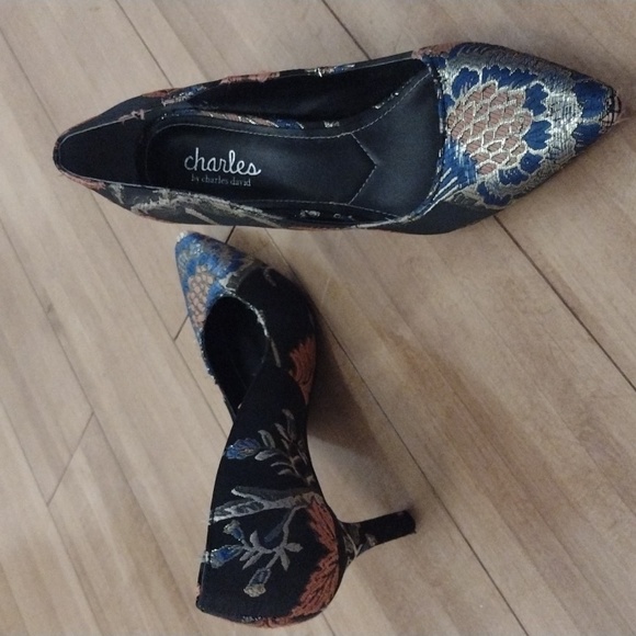 Charles David Embroidered Pumps - Picture 5 of 7